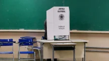 Cabine de votação da Justiça Eleitoral instalada em sala de aula usada como seção eleitoral no Brasil.