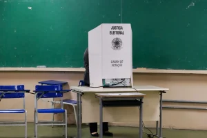 Cabine de votação da Justiça Eleitoral instalada em sala de aula usada como seção eleitoral no Brasil.