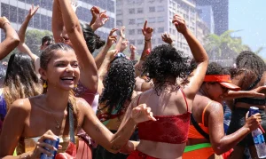 Foliões aproveitam o Carnaval durante chuva | Foto: Tomaz Silva/Agência Brasil