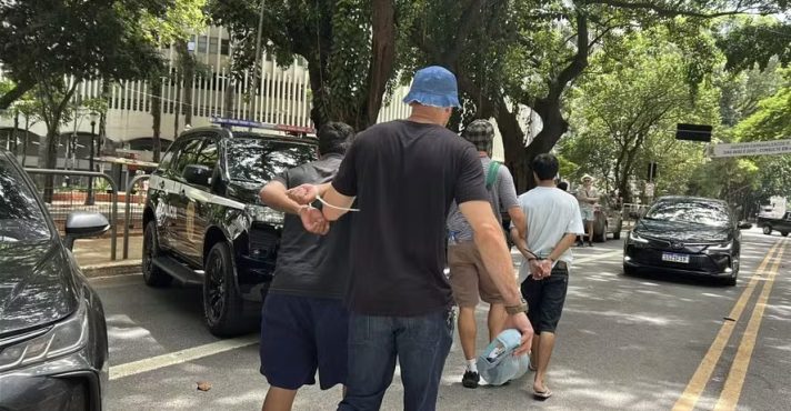 Policiais fantasiados de Turma do Chaves prenderam 5 pessoas no Centro de SP | Foto: Divulgação/SSP