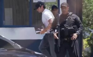 Daniel Vorcaro, dono do Banco Master, deixou o CDP de Guarulhos de chinelo e uma bíblia nas mãos | Foto: Reprodução/SBT