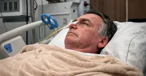 Ex-presidente Jair Bolsonaro (PL) internado na UTI do Hospital DFStar, em abril de 2025 | Foto: Jair Messias Bolsonaro/Via Facebook