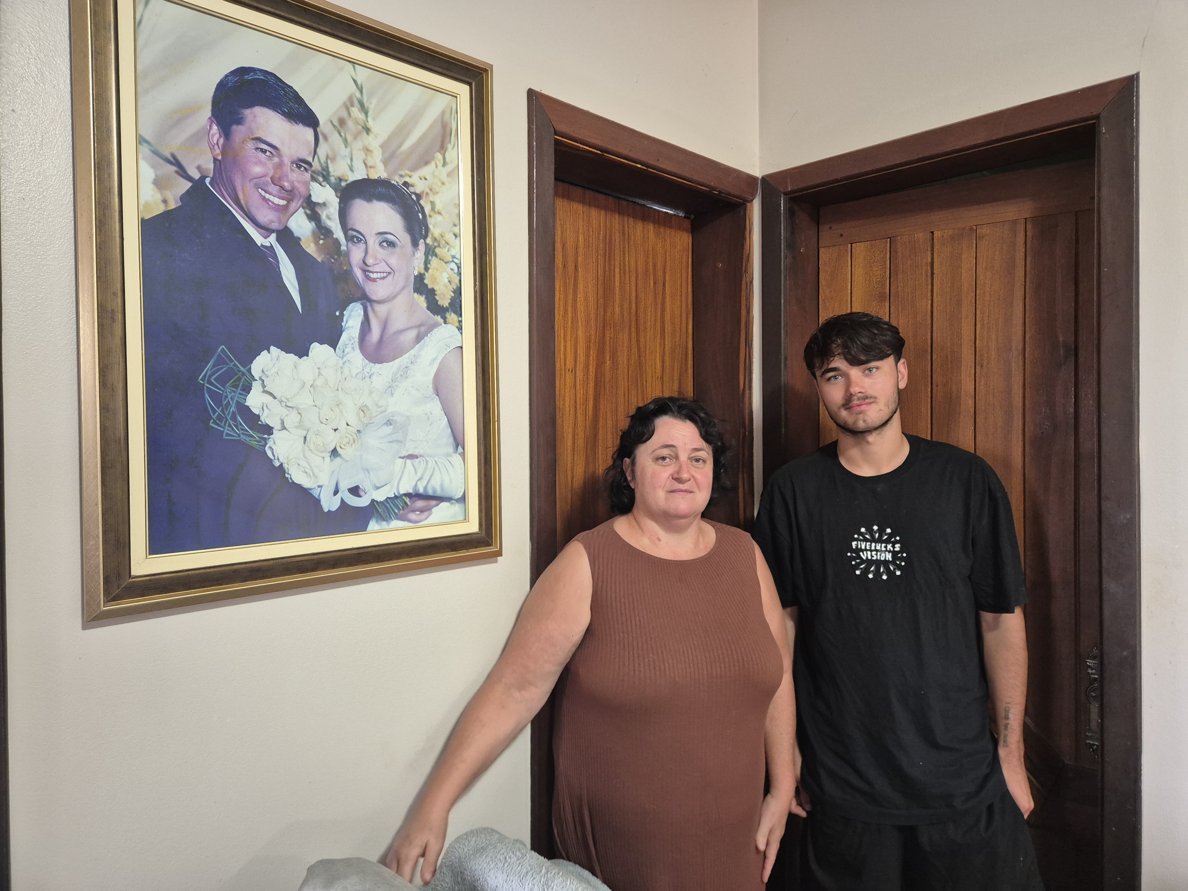 Dulcimara Dalfono e o filho, Guilherme Dalforno Alves. O retrato ilustra o dia do casamento entre Dulcimara e Leonaldo Alves, em 2003 | Foto: Tauany Cattan/Revista Oeste