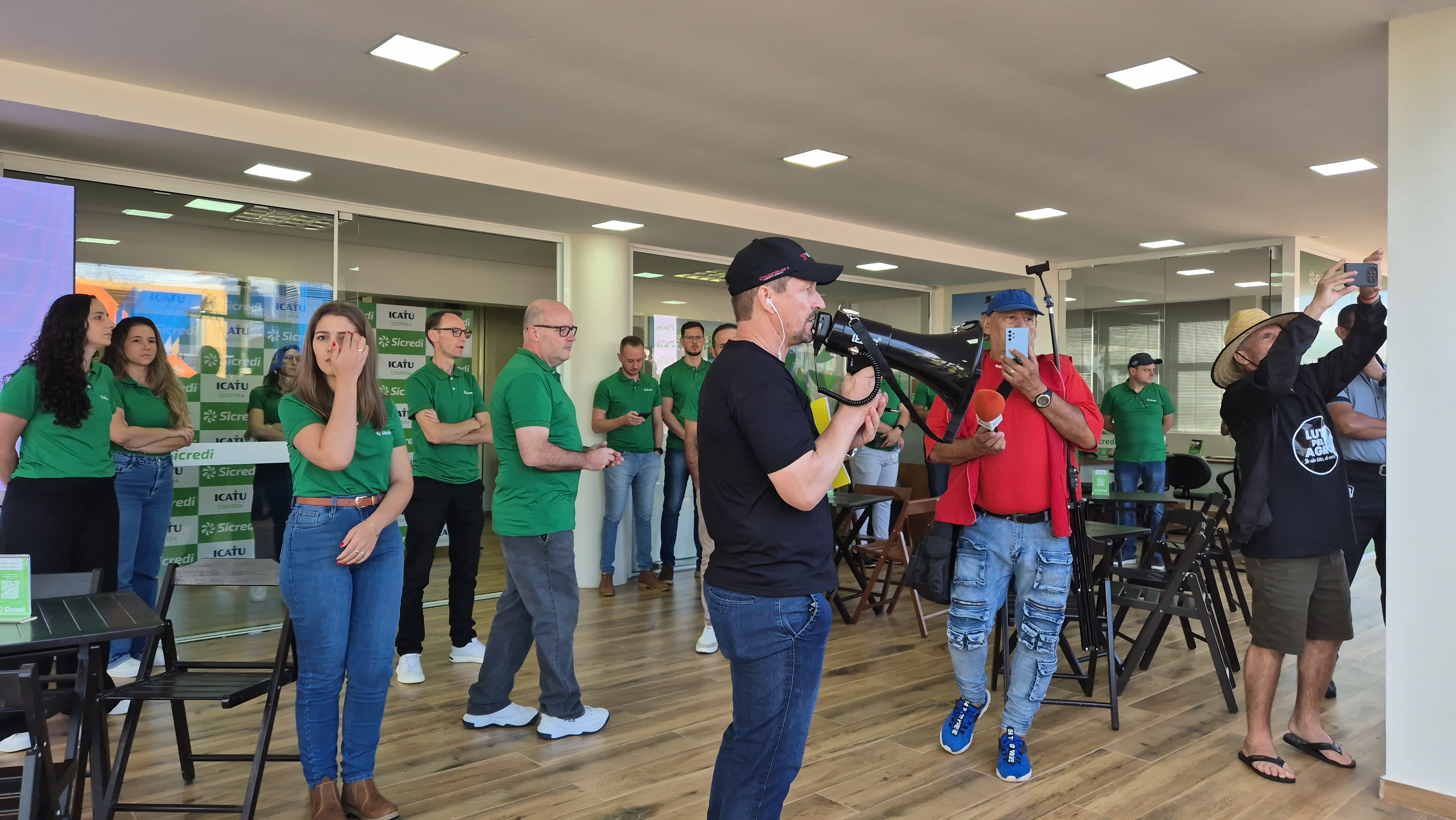 Momento da assinatura do documento apresentado pelos manifestantes contrários aos altos juros aplicados no crédito aos agricultores e royalties | Foto: Tauany Cattan/Revista <b>Oeste</b>