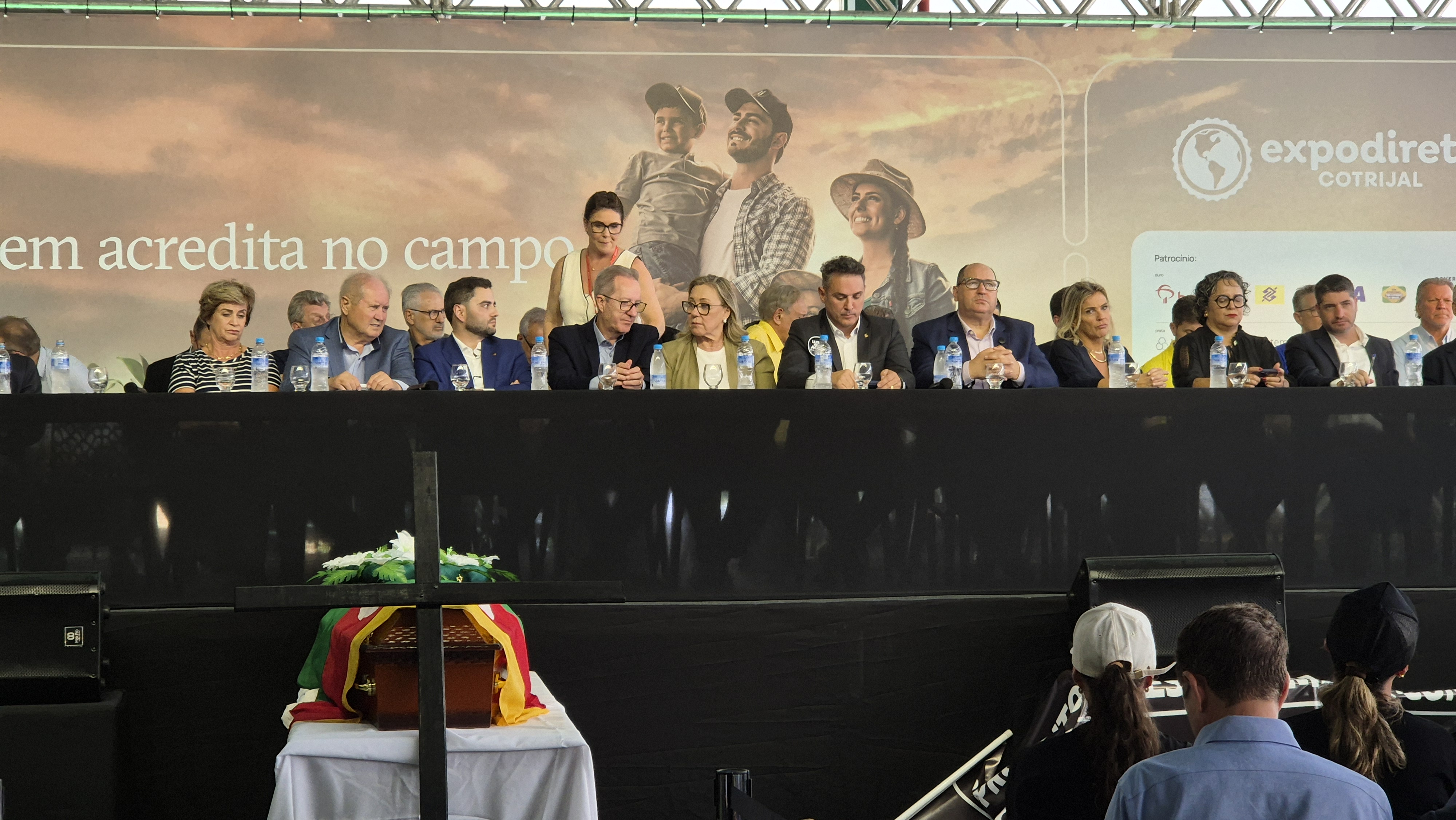 Bancada com parlamentares e autoridades, como o vice-governador do RS, Gabriel Souza, o deputado federal Luciano Zucco e o senador Luis Carlos Heinze | Foto: Tauany Cattan/Revista <b>Oeste</b>