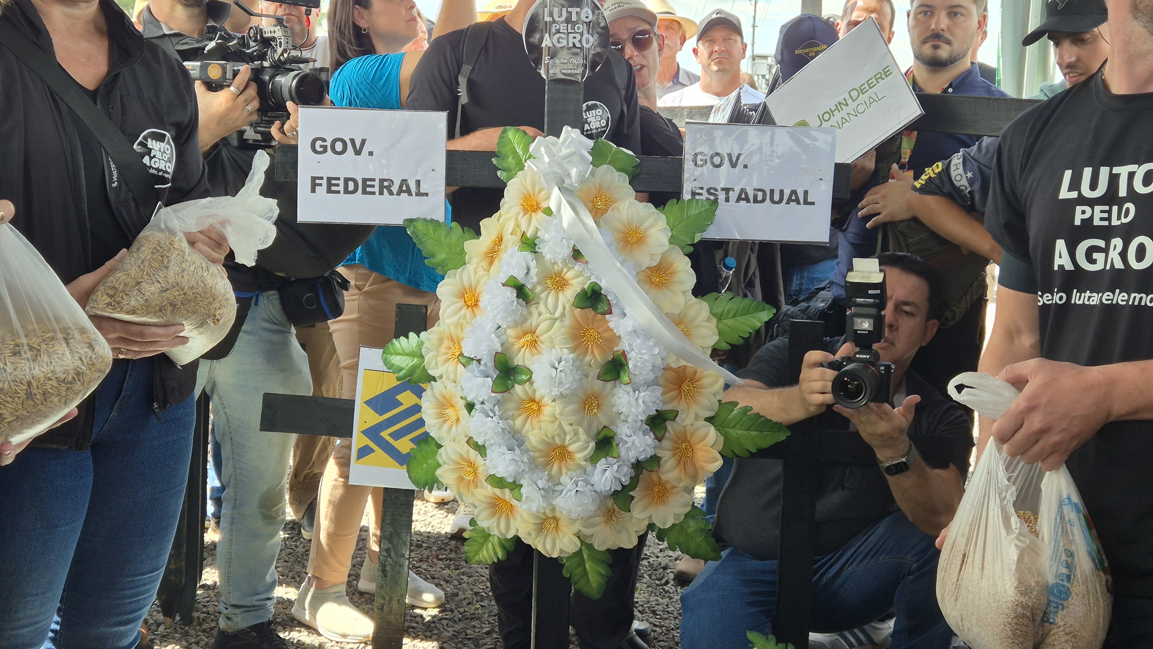 'Cortejo fúnebre' em Não-Me-Toque (RS). Ato coloca placas representando o governo federal, o estadual, as instituições financeiras no 'funeral' simbólico | Foto: Tauany Cattan/Revista <b>Oeste</b>
