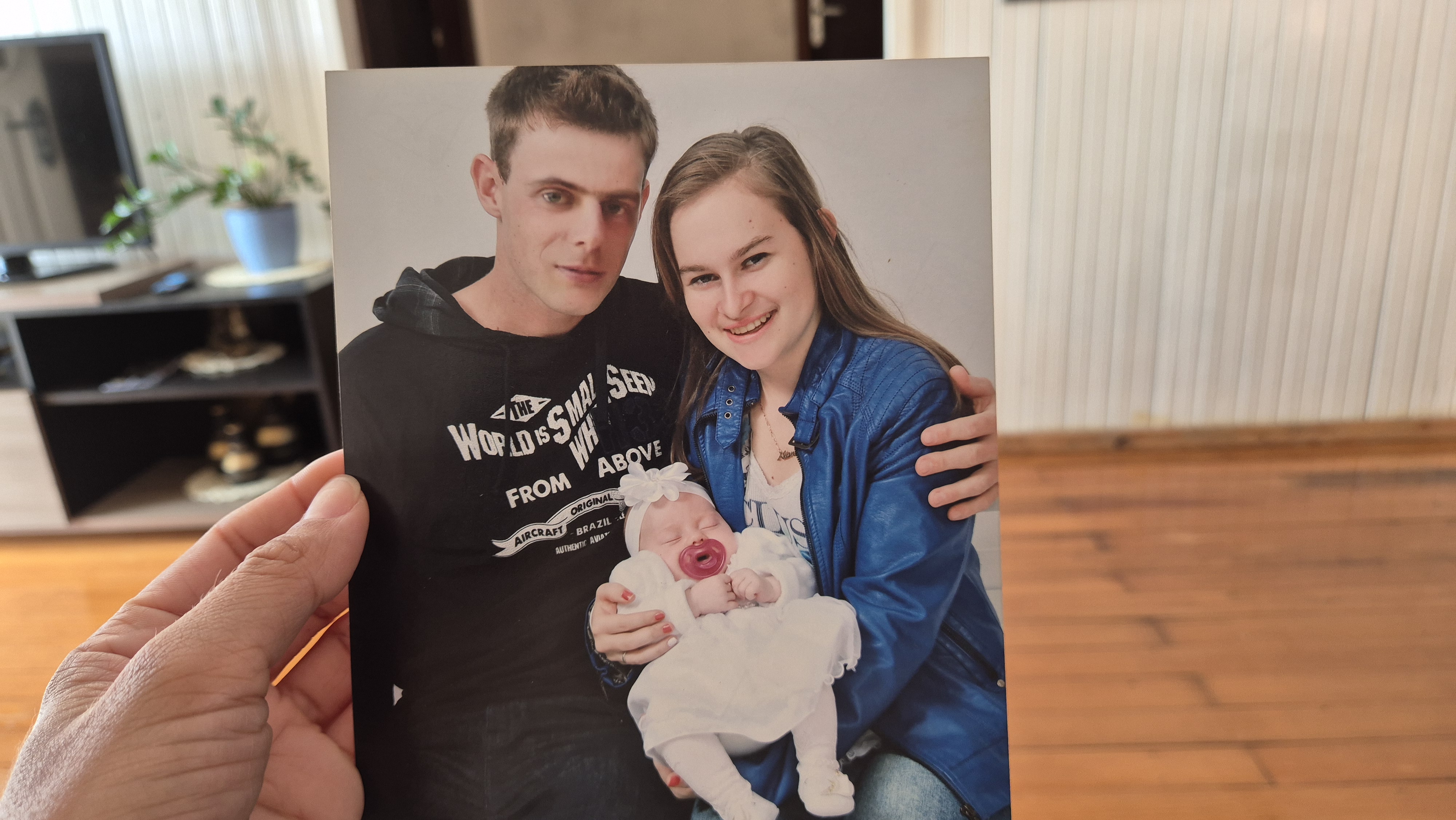Fernando Eberhard e sua mulher, Alana Schneider, 29. com a bebê, à época, de dois meses | Foto: Tauany Cattan/Revista Oeste
