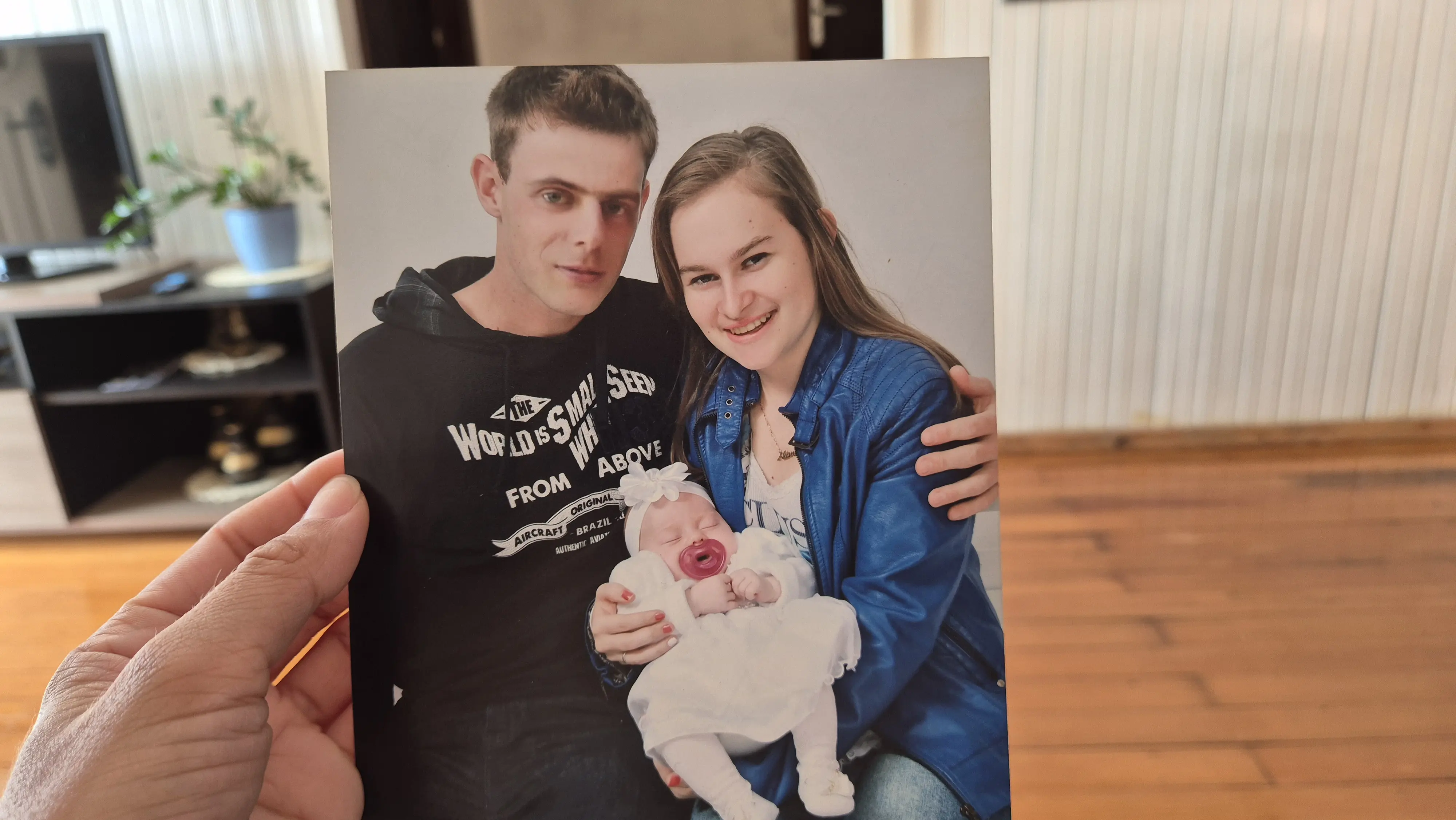 Fernando Eberhard e sua mulher, Alana Schneider, 29. com a bebê, à época, de dois meses | Foto: Tauany Cattan/Revista Oeste