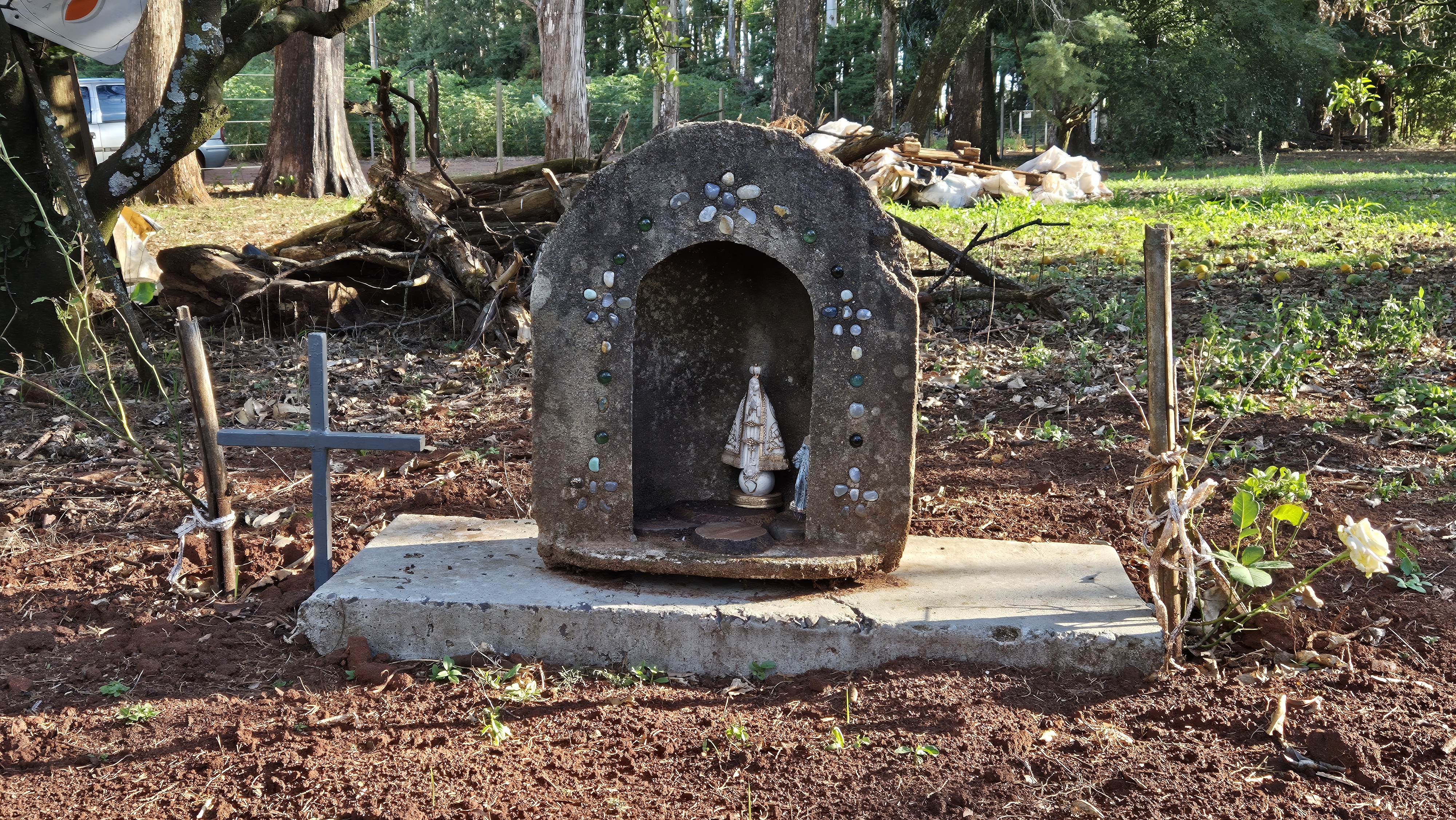Santuário em homenagem a Leonaldo Alves, na fazenda Agropecuária Alves | Foto: Tauany Cattan/Revista Oeste