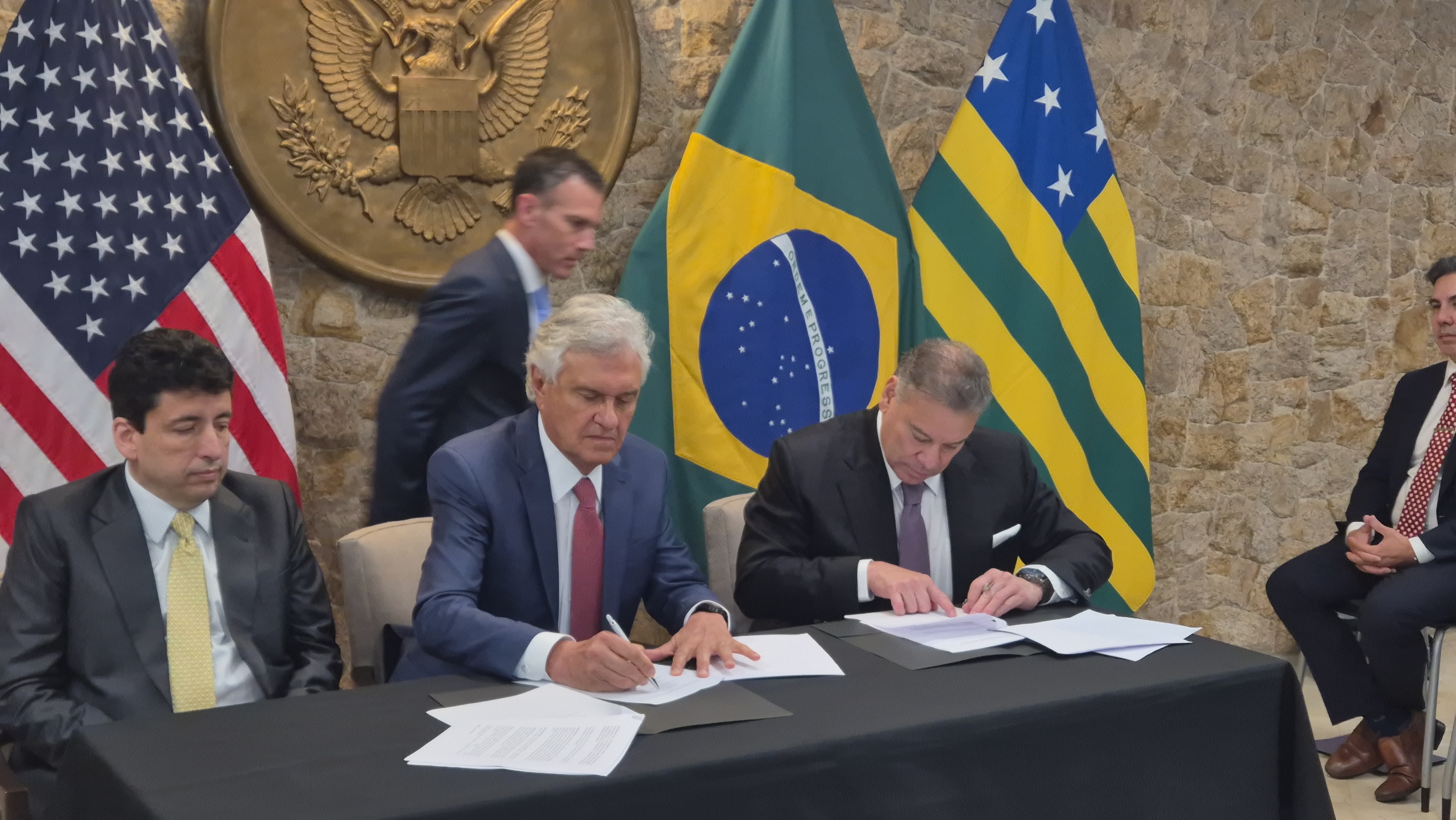 Momento em que o governador de Goiás, Ronaldo Caiado, e o Encarregado de Negócios na Embaixada dos Estados Unidos em Brasília, Gabriel Escobar assinam o memorando que prevê a cooperação sobre terras raras no Estado de Goiás. O evento aconteceu no Consulado dos EUA em São Paulo.