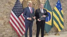 Foto do governador de Goiás, Ronaldo Caiado, e o Encarregado de Negócios na Embaixada dos Estados Unidos em Brasília, Gabriel Escobar. Ambos seguram na mão o memorando assinado por Caiado e Escobar, sobre a cooperação de minerais críticos (terras raras), no consulado dos EUA em São Paulo.