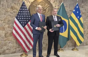 Foto do governador de Goiás, Ronaldo Caiado, e o Encarregado de Negócios na Embaixada dos Estados Unidos em Brasília, Gabriel Escobar. Ambos seguram na mão o memorando assinado por Caiado e Escobar, sobre a cooperação de minerais críticos (terras raras), no consulado dos EUA em São Paulo.