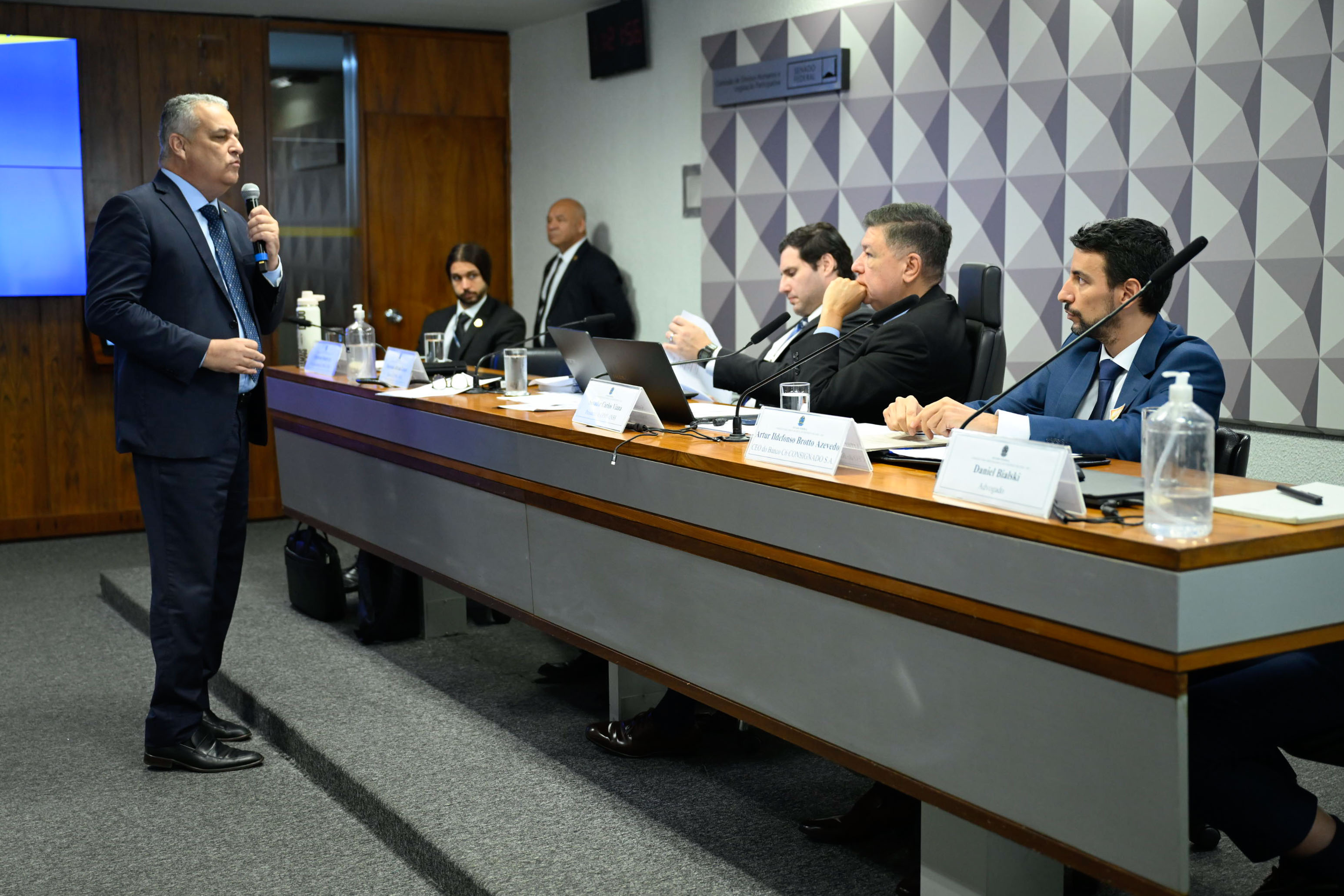 O relator da CPMI do INSS, deputado Alfredo Gaspar, interpela o CEO do C6 Consignado, Artur Brotto Azevedo