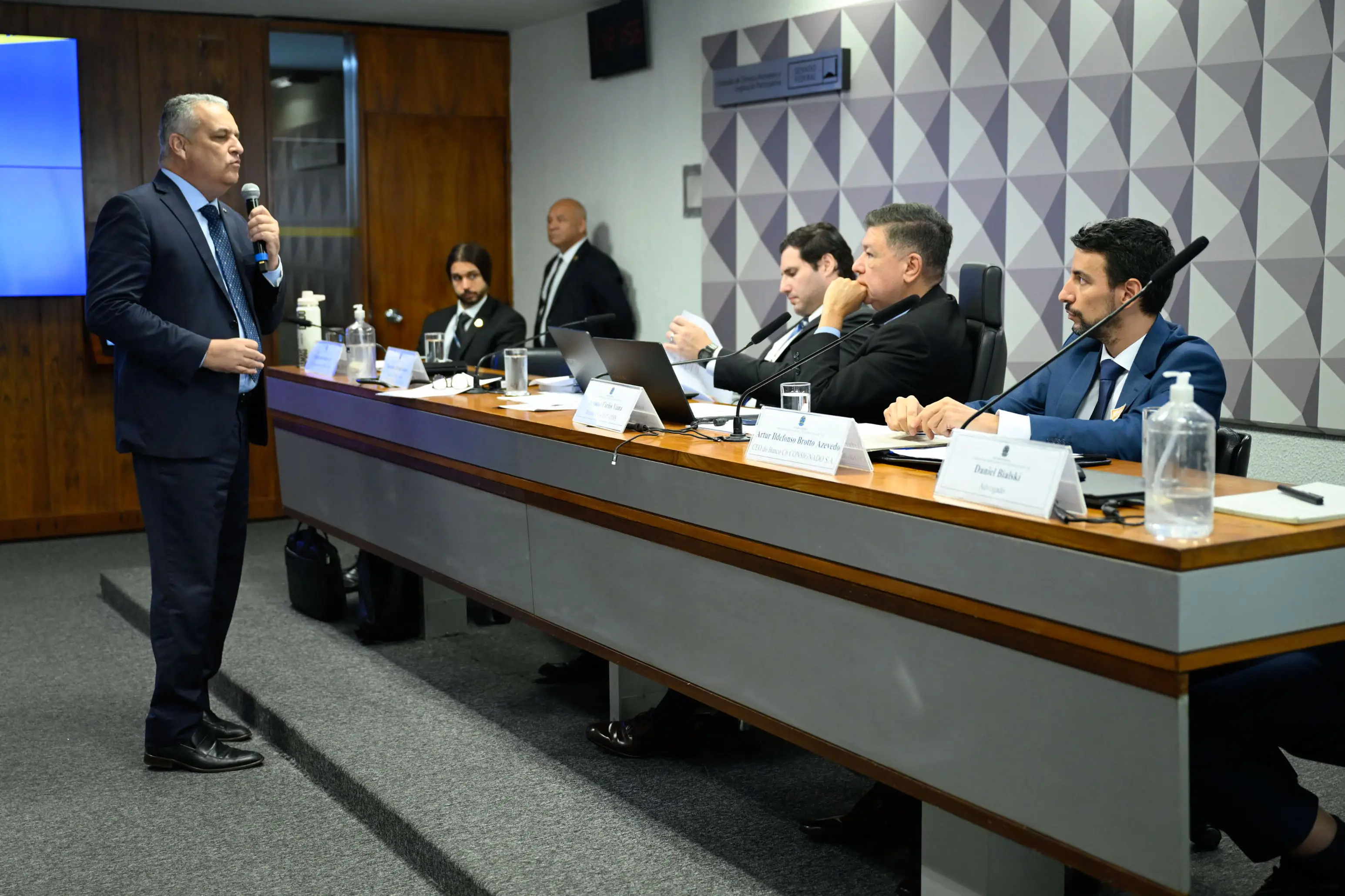 O relator da CPMI do INSS, deputado Alfredo Gaspar, interpela o CEO do C6 Consignado, Artur Brotto Azevedo