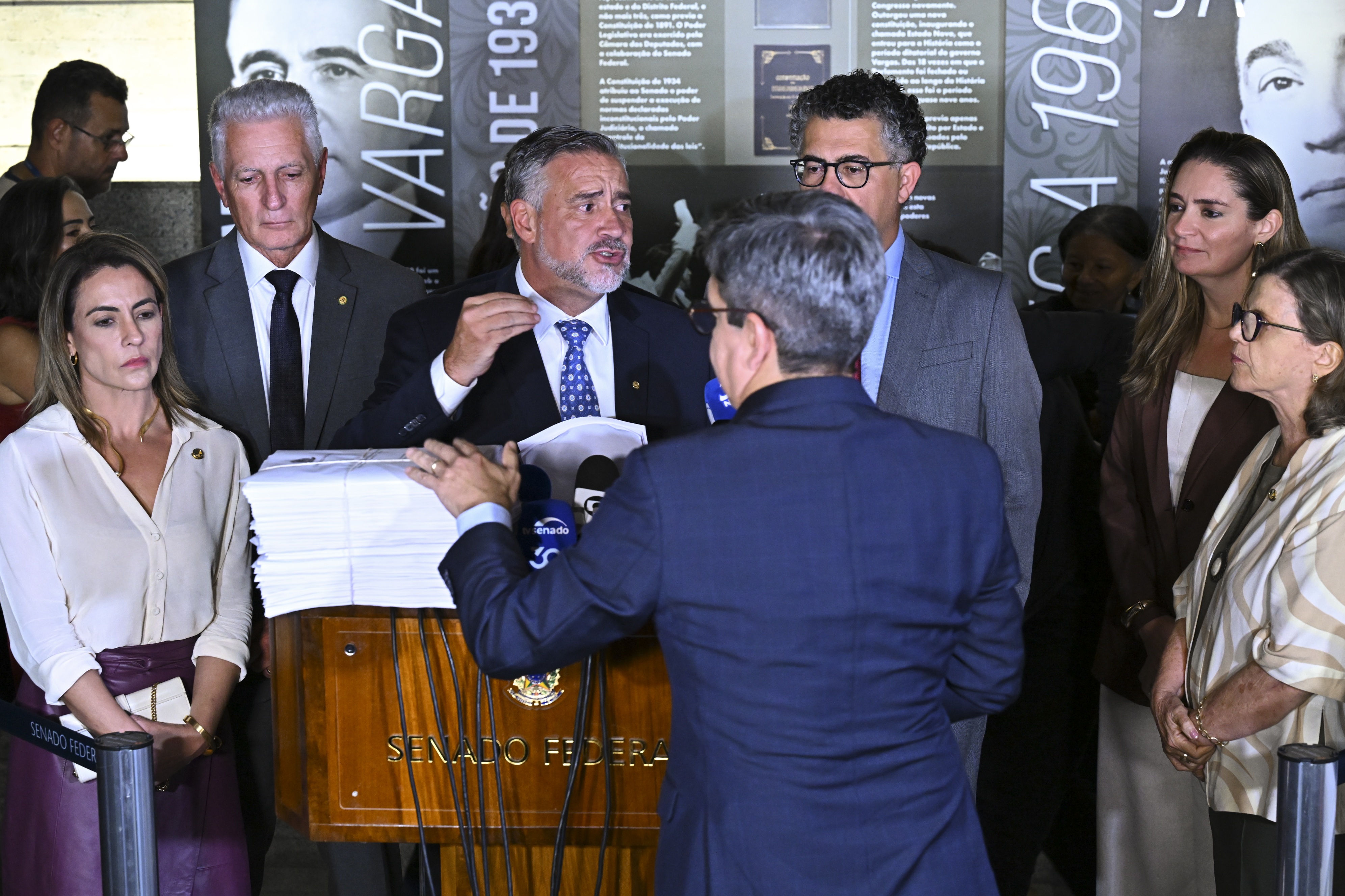 Base aliada do governo apresenta relatório alternativo à CPMI do INSS 
