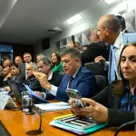 O presidente da CPMI do INSS, senador Carlos Viana (Podemos-MG) foi aplaudido por parlamentares de oposição na última sessão, na madrugada deste sábado, 28 | Foto: Marcos Oliveira/Agência Senado