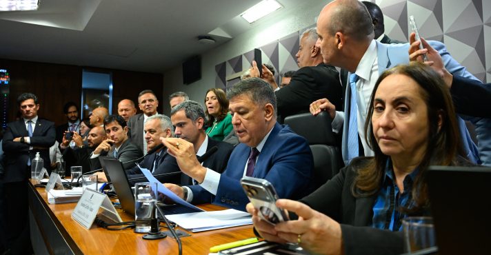 O presidente da CPMI do INSS, senador Carlos Viana (Podemos-MG) foi aplaudido por parlamentares de oposição na última sessão, na madrugada deste sábado, 28 | Foto: Marcos Oliveira/Agência Senado
