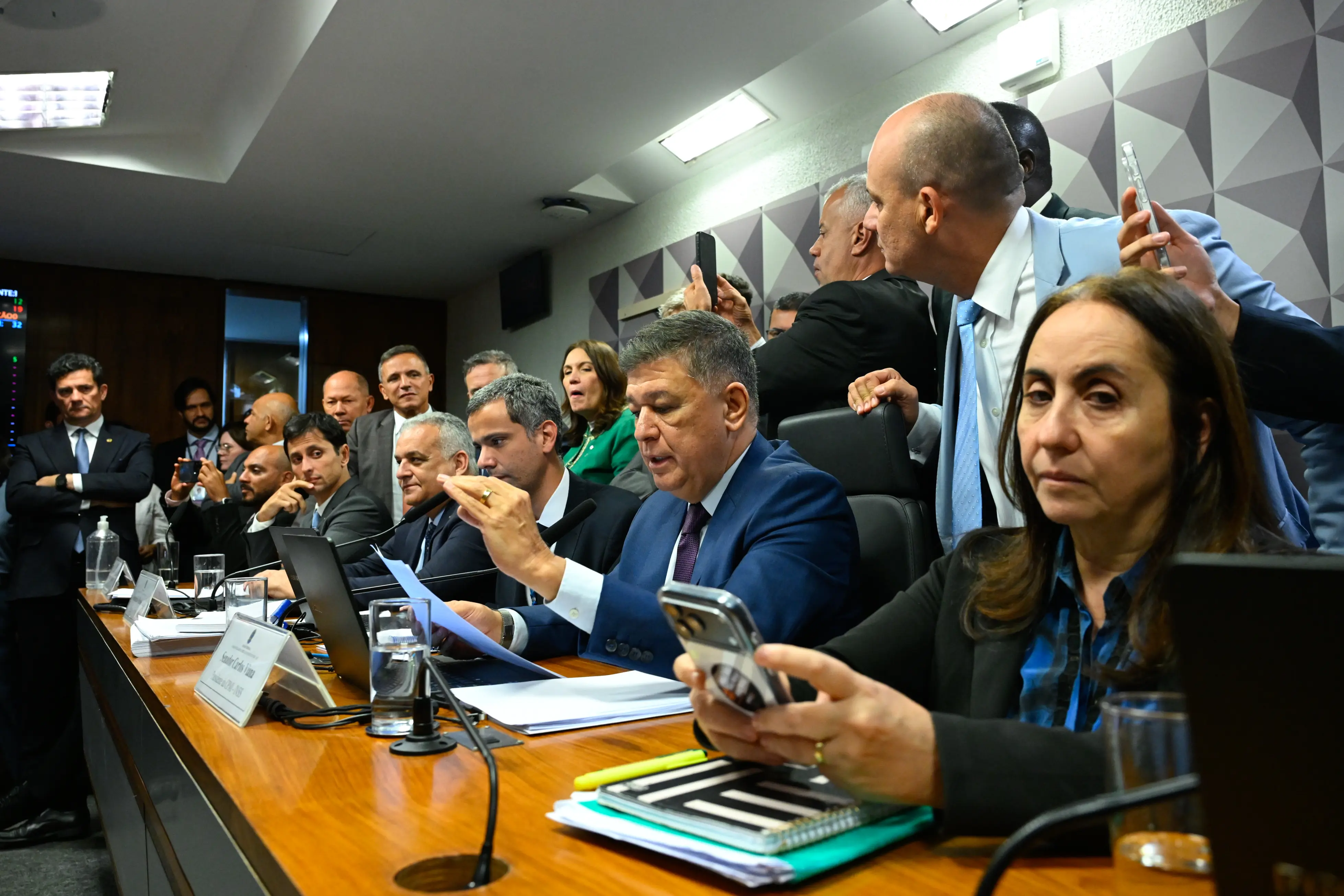 O presidente da CPMI do INSS, senador Carlos Viana (Podemos-MG) foi aplaudido por parlamentares de oposição na última sessão, na madrugada deste sábado, 28 | Foto: Marcos Oliveira/Agência Senado