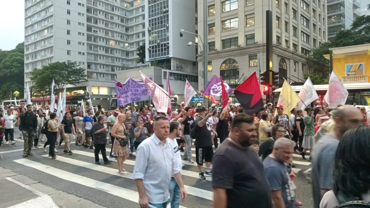 Grupo bloqueou parte da Avenida Paulista, em protesto contra o governador paulista, Tarcísio de Freitas