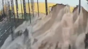 Água derruba muro de academia em São Paulo SP