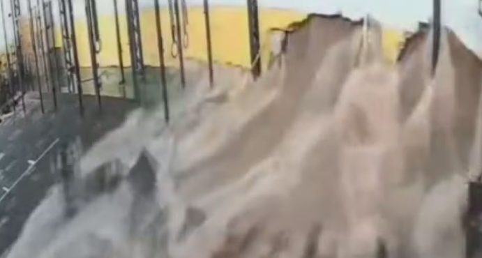 Água derruba muro de academia em São Paulo SP