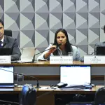 Aline Bárbara Mota de Sá Cabral na CPMI do INSS | Foto: Jefferson Rudy/Agência Senado