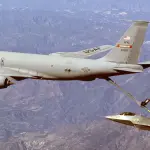 Modelo KC-135R Stratotanker, igual ao que caiu nesta quinta-feira no Oriente Médio | Foto: Divulgação/Air Force US