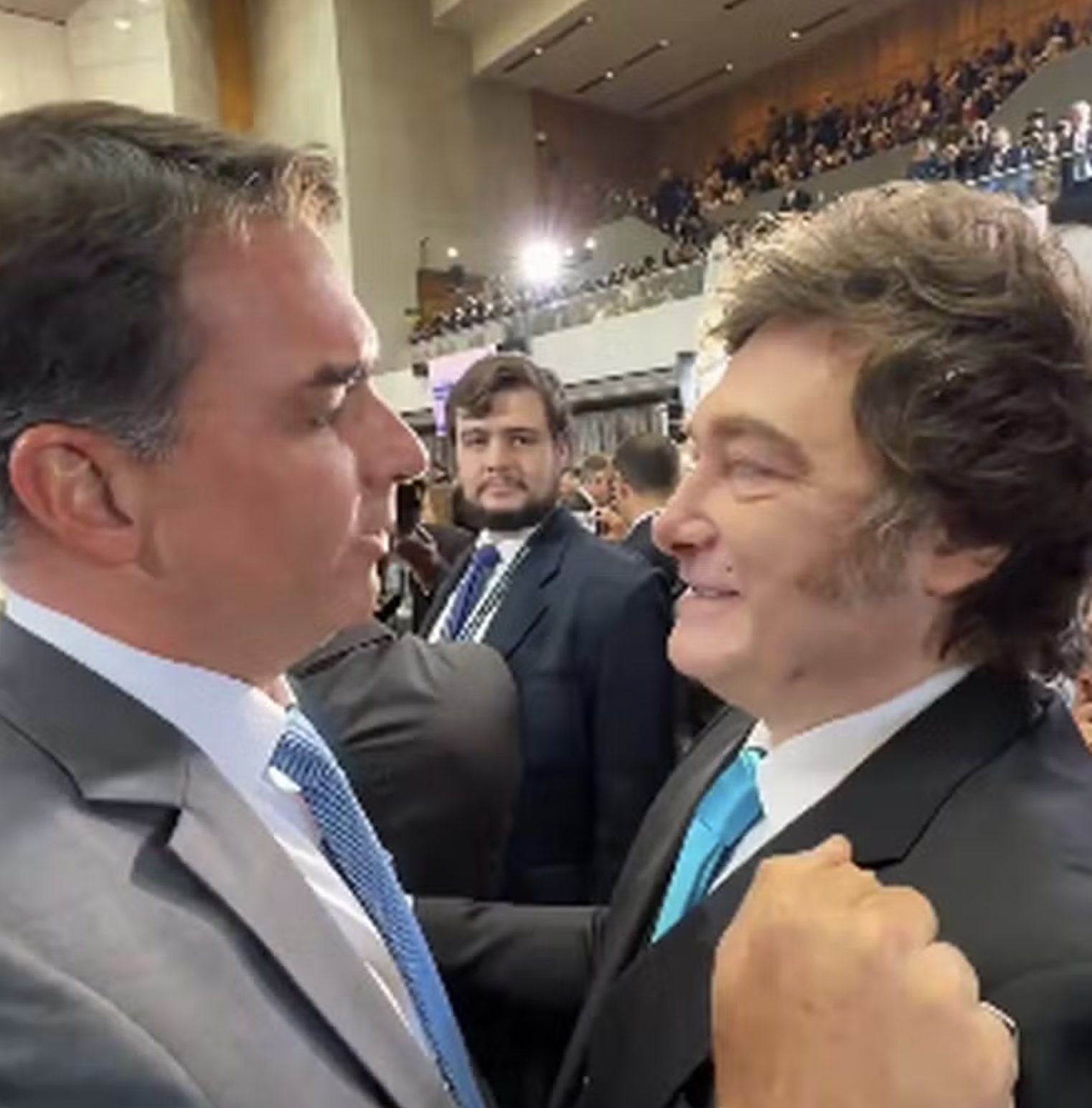 Flávio Bolsonaro agradece a Milei por ‘asilo’ a brasileiro do 8/1; vídeo