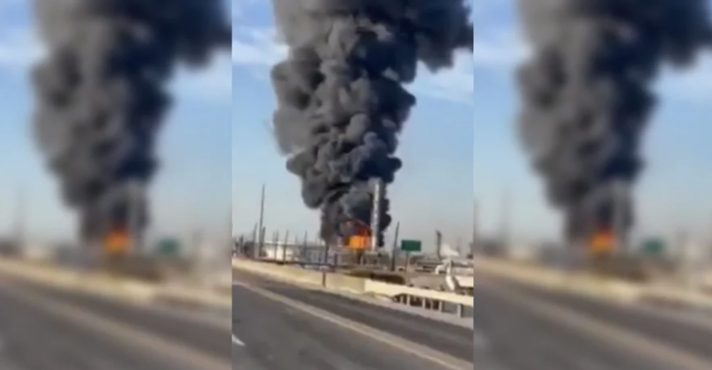 O incidente causou uma densa fumaça preta sobre a região e mobilizou autoridades locais | Foto: Reprodução/Redes sociais - Petróleo - Texas