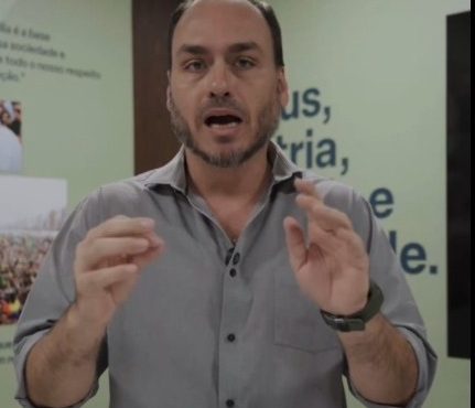 Carlos Bolsonaro durante manifestação nas redes sociais | Foto: Reprodução/X/@CarlosBolsonaro