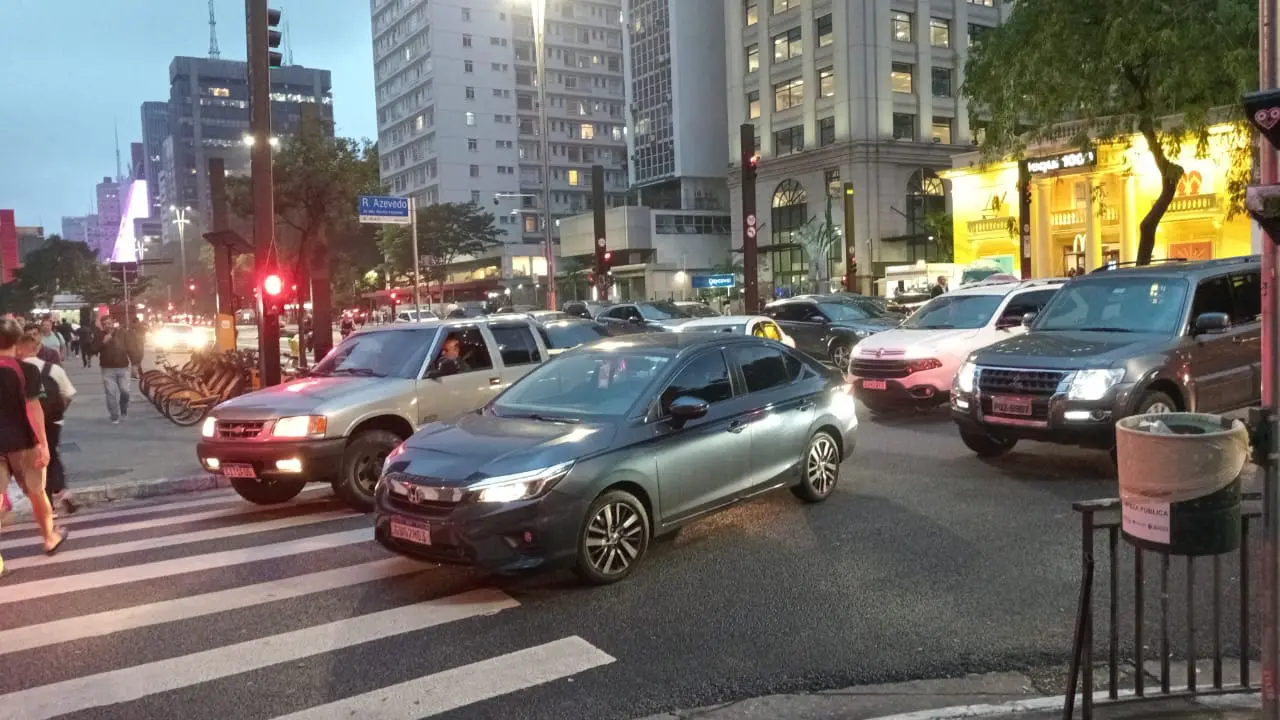 Grupo bloqueou parte da Avenida Paulista, em protesto contra o governador paulista, Tarcísio de Freitas