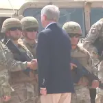 O presidente do Chile, José Antonio Kast, cumprimenta militares durante visita à fronteira norte do país | Foto: Reprodução/X