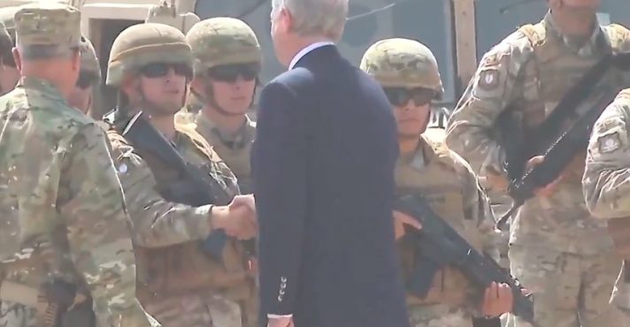 O presidente do Chile, José Antonio Kast, cumprimenta militares durante visita à fronteira norte do país | Foto: Reprodução/X