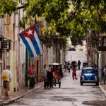 Encher o tanque de um carro popular demanda quase US$ 500, equivalente a mais de três anos de salário de um médico em Cuba | Foto: Reprodução/Flickr
