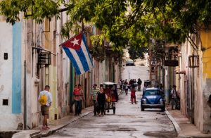 Encher o tanque de um carro popular demanda quase US$ 500, equivalente a mais de três anos de salário de um médico em Cuba | Foto: Reprodução/Flickr