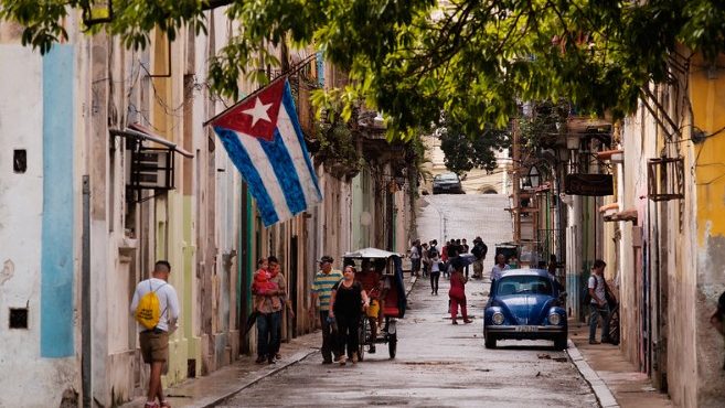 Encher o tanque de um carro popular demanda quase US$ 500, equivalente a mais de três anos de salário de um médico em Cuba | Foto: Reprodução/Flickr