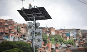 Instalado em pontos estratégicos, equipamento detecta situações de risco e alerta população | Foto: Divulgação/Governo de SP