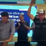 Com os braços erguidos, deputado estadual Valmir Moretto comemora resultado de licitação | Foto: Reprodução/X