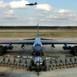 O B-52, aeronave estratégica por carregar grande volume de bombas e mísseis | Foto: Reprodução/X