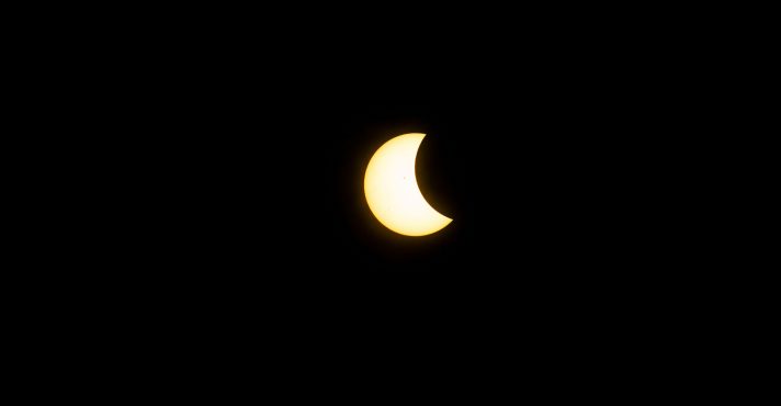 A longa duração do eclipse está ligada à posição da Lua no momento do alinhamento entre os astros | Foto: Reprodução/Pexels