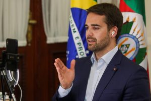 Eduardo Leite durante gravação de mensagem ao eleitorado | Foto: Divulgação/RS.Gov