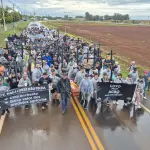 O 'Cortejo fúnebre' dos manifestantes, uma forma de representar os 36 produtores que tiraram a própria vida em razão do endividamento no campo. O ato aconteceu antes da abertura da Expodireto 2026