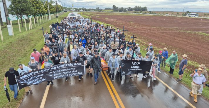 O 'Cortejo fúnebre' dos manifestantes, uma forma de representar os 36 produtores que tiraram a própria vida em razão do endividamento no campo. O ato aconteceu antes da abertura da Expodireto 2026