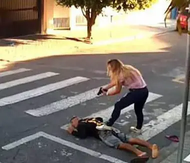 A policial Kátia da Silva Sastre impediu um assalto na frente da escola da filha, em Suzano | Foto: Reprodução/Redes sociais