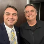 O senador Flávio e seu pai, o ex-presidente Jair Bolsonaro | Foto: Reprodução/Redes sociais
