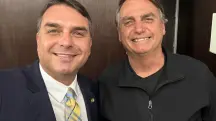 O senador Flávio e seu pai, o ex-presidente Jair Bolsonaro | Foto: Reprodução/Redes sociais