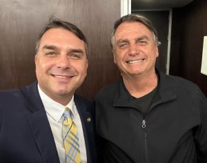 O senador Flávio e seu pai, o ex-presidente Jair Bolsonaro | Foto: Reprodução/Redes sociais