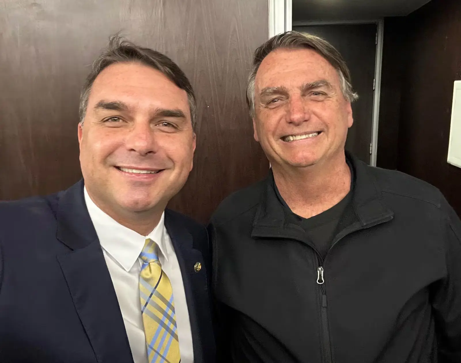 O senador Flávio e seu pai, o ex-presidente Jair Bolsonaro | Foto: Reprodução/Redes sociais