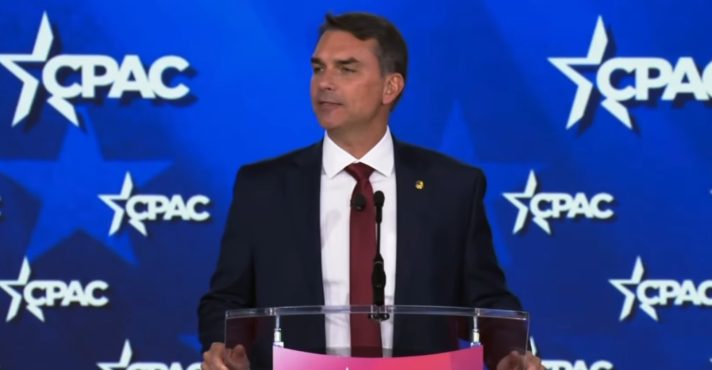 O pré-candidato à Presidência Flávio Bolsonaro durante discurso no CPAC | Foto: Flávio Bolsonaro/Reprodução