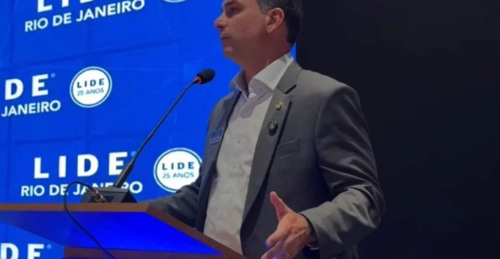 Flávio Bolsonaro discursa em evento de segurança pública no Rio de Janeiro | Foto: Divulgação/Assessoria de Flávio Bolsonaro